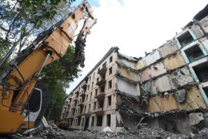 Первую отселенную по программе реновации пятиэтажку снесли в Москве. Фото: Владимир Новиков, «Вечерняя Москва»